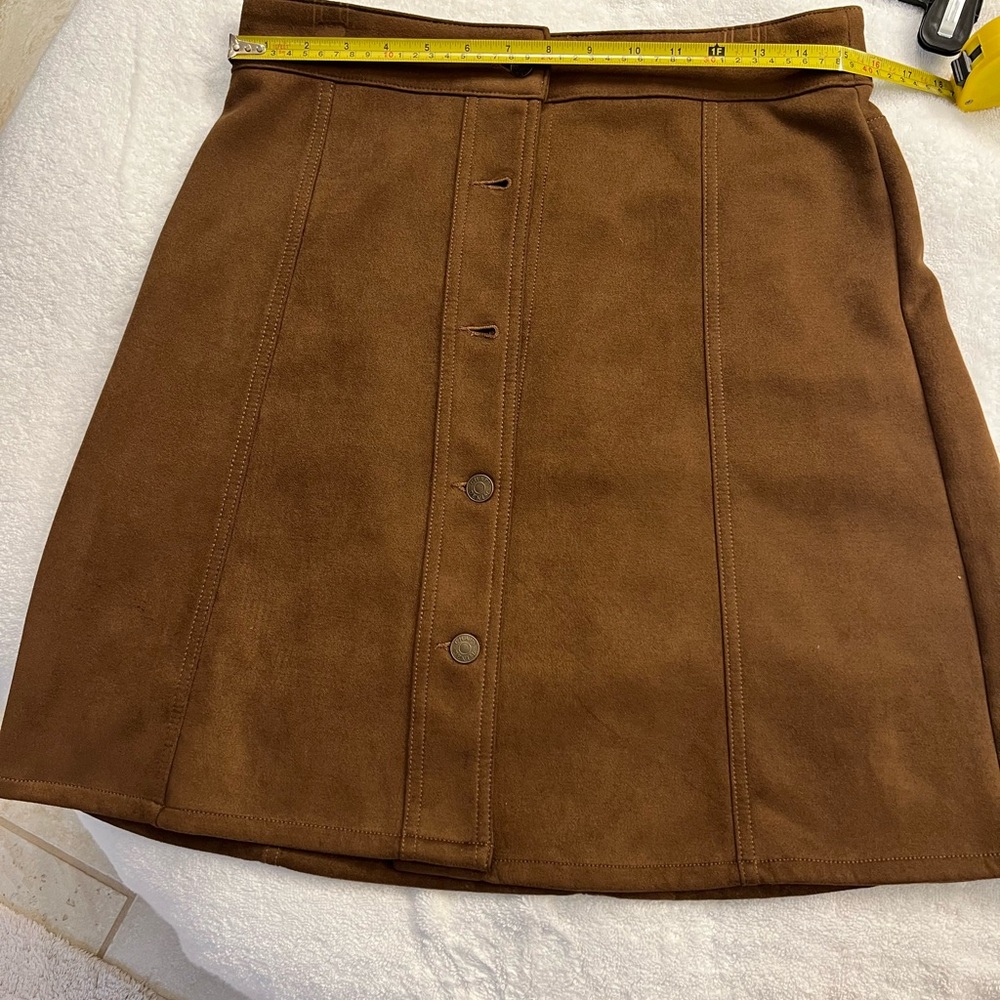 Chaps size 6 suede like skirt
